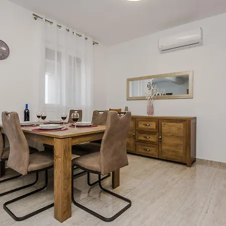 Nekic Apartment *